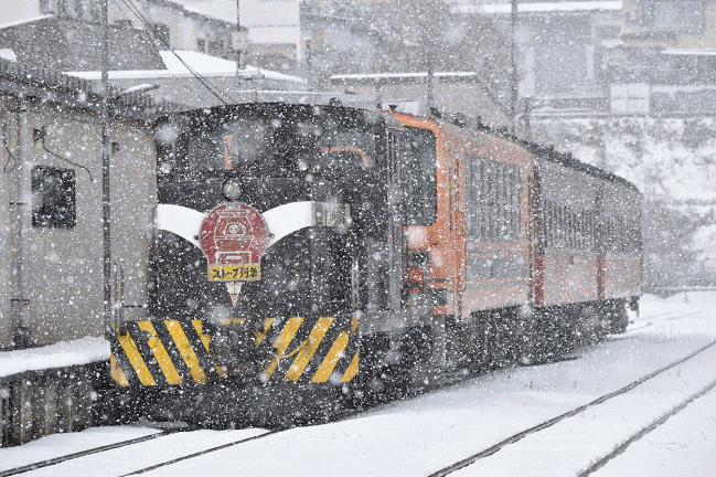 雪が舞う津軽中里駅とストーブ列車