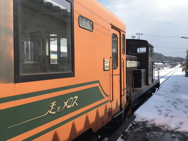 津軽中里駅で発車を待つストーブ列車