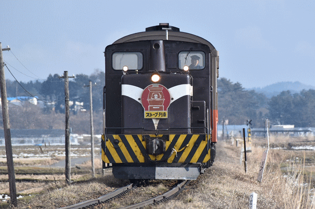 津軽中里行「ストーブ列車」を正面から撮影