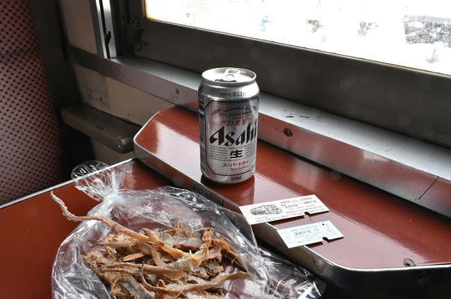 ストーブ列車の車内でスルメとビール