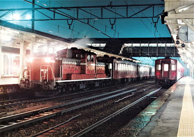 早朝の新津駅で発車を待つ会津若松行と酒田行の50系客車列車（1991年）