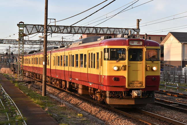 新津駅に到着する新井行の115系の快速列車