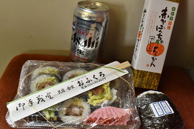 会津川口駅の売店で購入したおふくろ食堂の「かつロール」