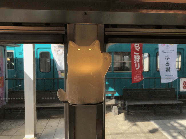 たま電車の車内の猫型電灯