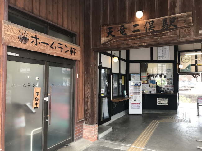 天竜二俣駅のラーメン屋の入り口