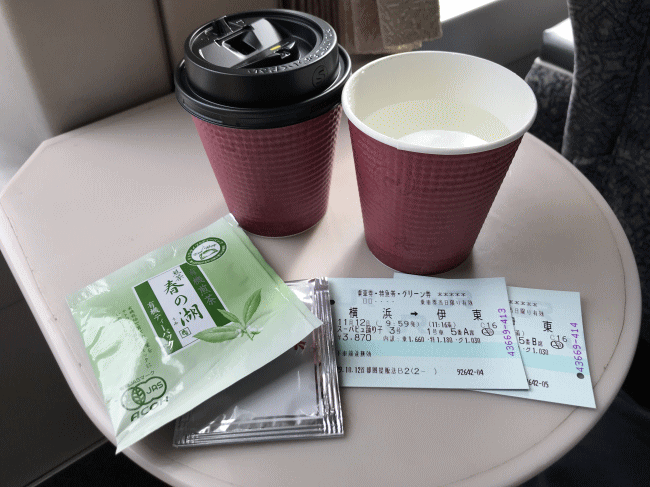 スーパービュー踊り子のグリーン車の乗客にはコーヒーやお茶のサービス