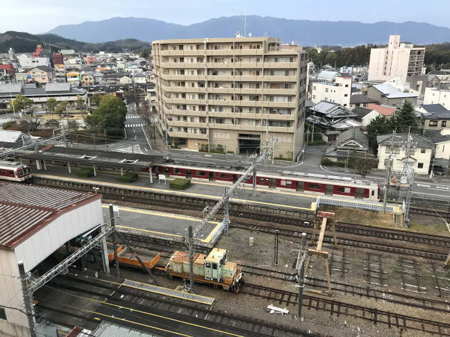 THE KASHIHARA（ザ・橿原）から見た橿原神宮前駅に発着する近鉄電車