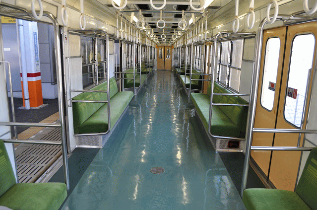 東武鉄道の8000系貸切列車の車内