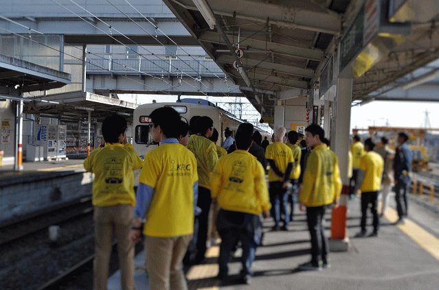 東武鉄道の貸切列車の旅を盛り上げる現役の駒沢大学生
