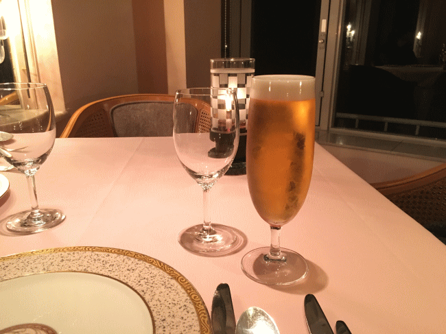 フレンチレストラン「シュールラメール」で飲むビール