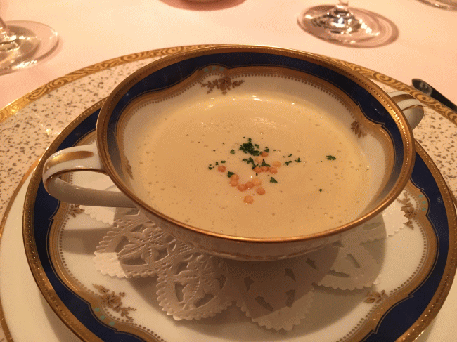 フレンチレストラン「シュールラメール」のディナーのスープ