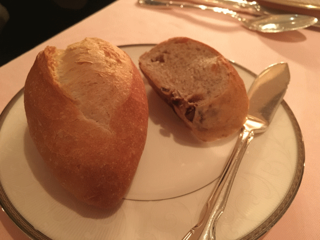 フレンチレストラン「シュールラメール」のディナーの時のパン