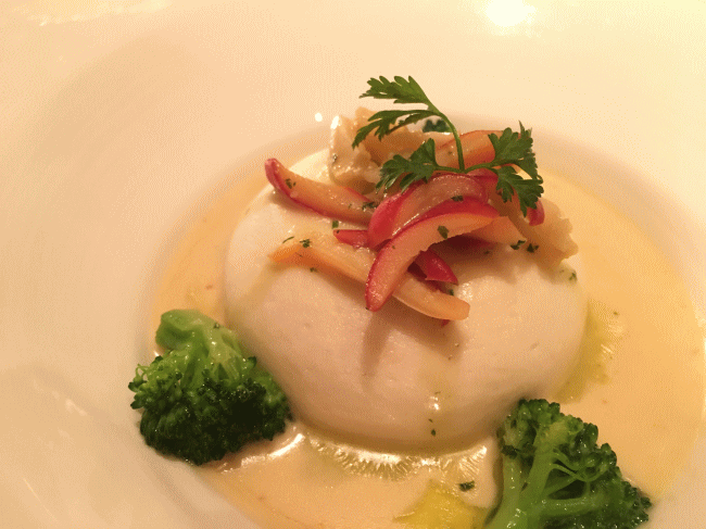 帆立貝と白身魚のムースドーム ホッキ貝添え ソースヴェルモット（シュールラメールのファンタジーコース料理）