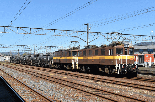 セメント輸送3714列車が富田駅に到着