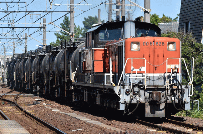 DD51牽引の8365列車を富田浜駅ホームから撮影