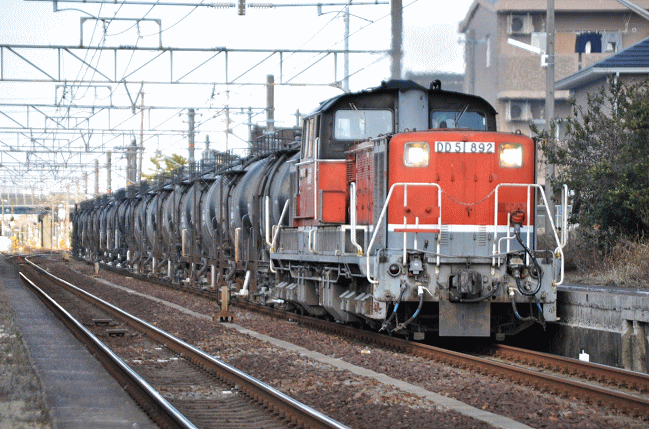 富田浜駅を通過するセメント列車５３６７列車