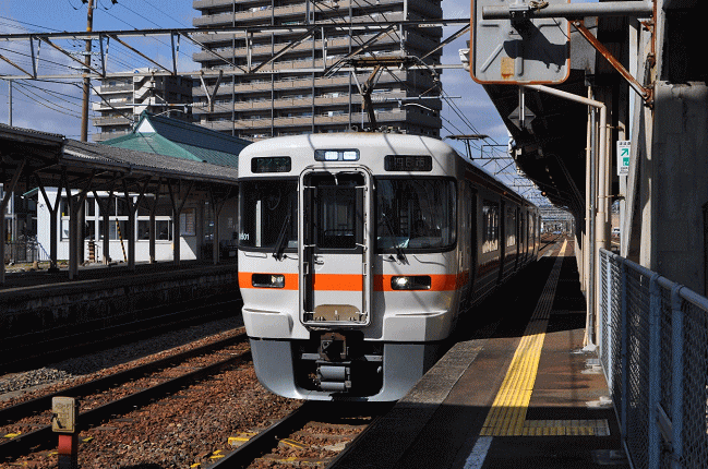 関西本線の富田駅に停車中の313系電車