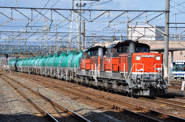 南松本発四日市行高速貨物列車７９列車が富田駅を通過