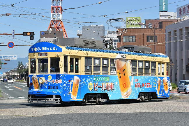 新川の交差点で回送中のビール電車を撮影