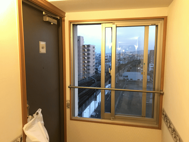東横イン宮崎駅前の廊下の窓からの鉄道の見える景色