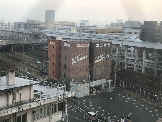 東横イン岡山駅西口右の廊下の突き当りからの鉄道の眺め