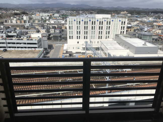 東横イン新青森駅前の廊下の突き当りから見た北海道新幹線の線路