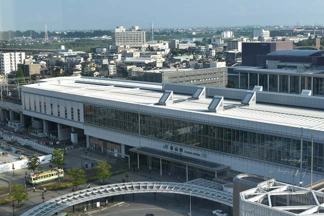東横イン富山駅新幹線口店からの路面電車のトレインビューと富山駅