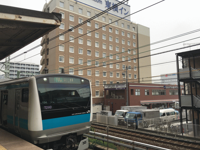 JR新子安駅のホームから見た東横イン横浜新子安駅前の外観