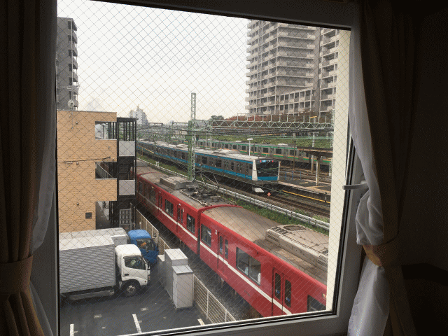 東横イン横浜新子安駅前から見たトレインビュー