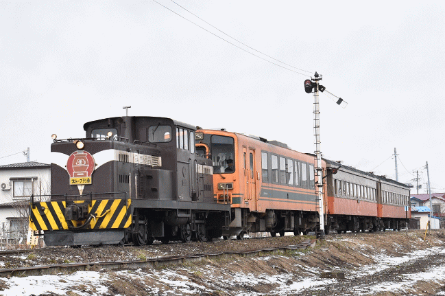腕木式信号機と津軽鉄道ストーブ列車