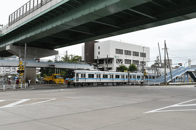 ND5528号ディーゼル機関車が牽引する列車が大江町交差点を通過