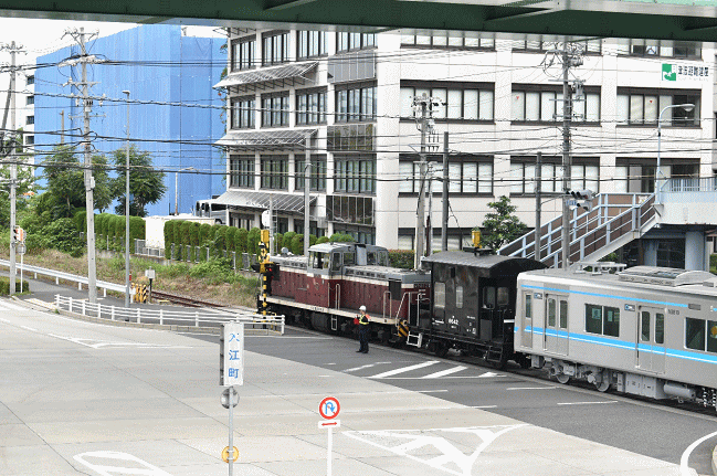 大江町交差点を通過する鉄道