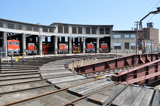 津山まなびの鉄道館の扇形庫のディーゼル機関車と蒸気機関車