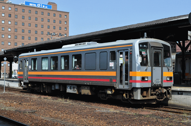 津山駅にて、姫新線のキハ12形気動車とホテルアルファワン津山