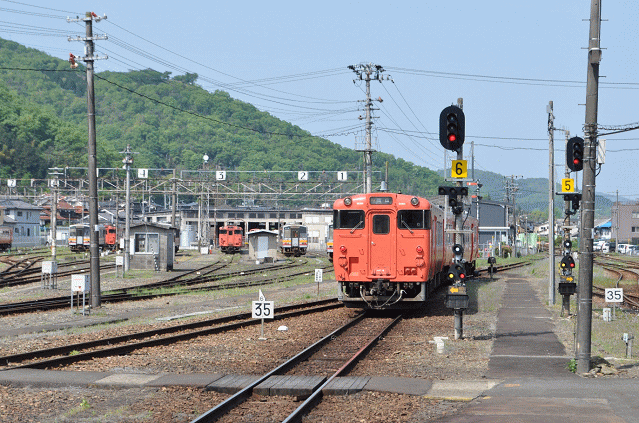 津山駅を発車したキハ40と、津山まなびの鉄道館遠景