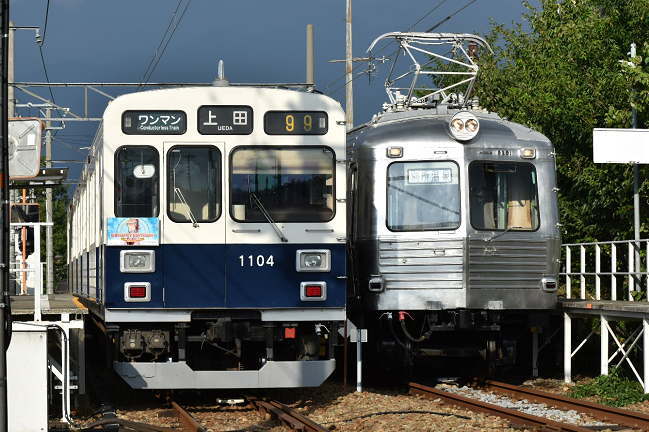 5200系と上田電鉄の並びの写真