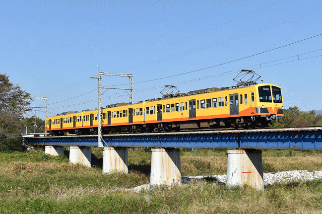 宇賀川鉄橋を渡る元西武の新101系電車