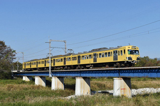 宇賀川鉄橋を渡る801系西武色復刻車