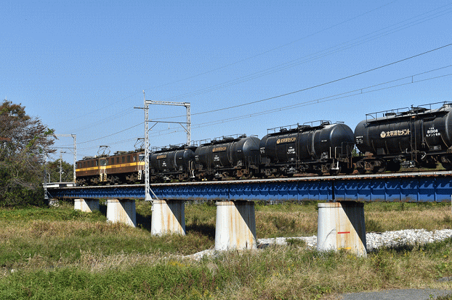 宇賀川鉄橋を渡るセメント輸送の3713列車