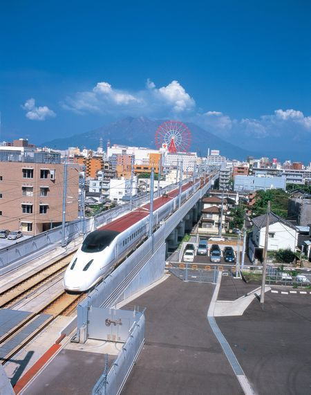 鹿児島中央駅付近を走行する九州新幹線