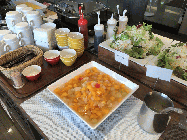 ヴィアイン新大阪の朝食バイキングの野菜やフルーツ