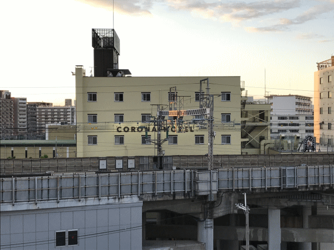 ヴィアイン新大阪から見た、東海道新幹線の線路越しの大阪コロナホテル