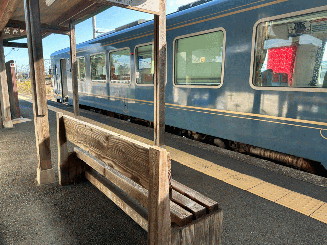 天竜浜名湖鉄道新所原駅のホームと列車