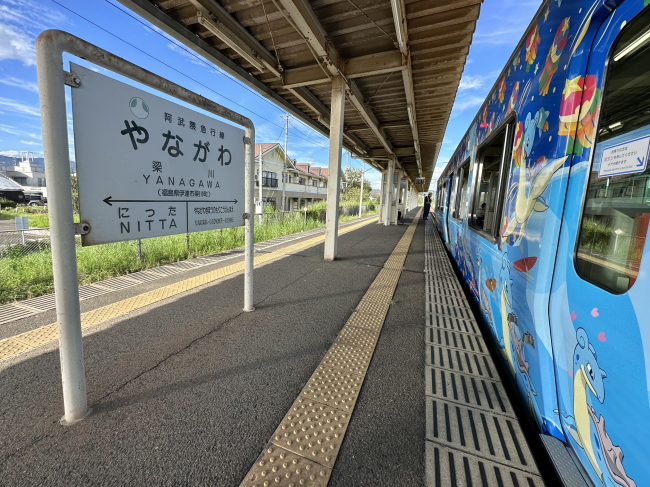 AB900系と梁川駅の駅名標