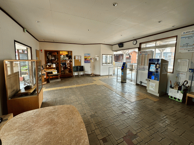 柳本駅の待合室