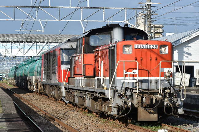 弥冨駅の8075列車のDD51重連（晴れ）