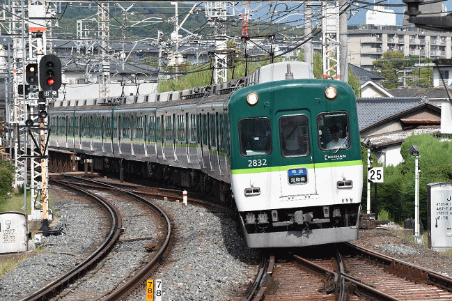 中書島駅で撮影した京阪2600系新造車