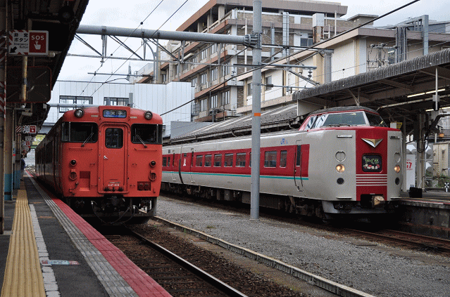 米子駅キハ47と381系電車を撮影