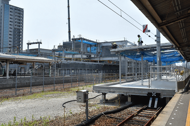 新駅舎の建設が進められている桑名駅