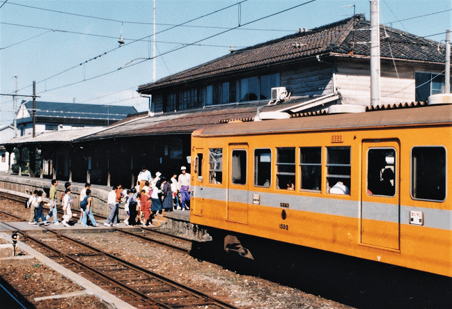 １９９８年（平成１０年）の改築前の八日市駅の構内の様子